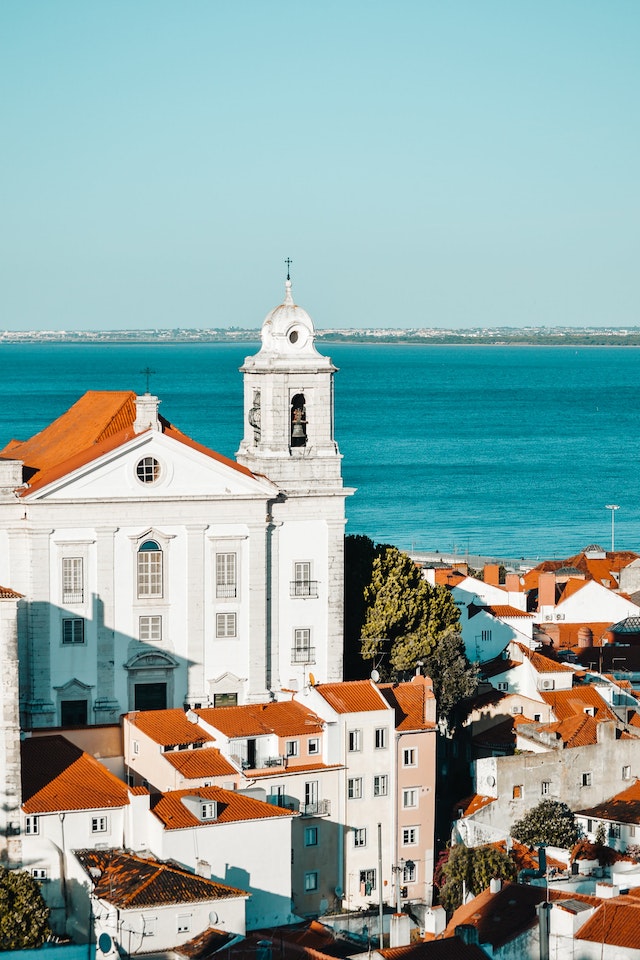 Stress-free relocation to Portugal with our expert services
